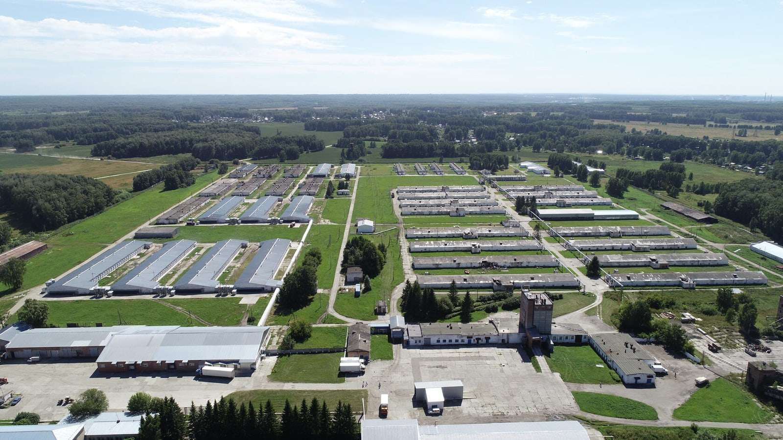 Птицефабрика «Октябрьская» с высоты: корпуса птичников и поля