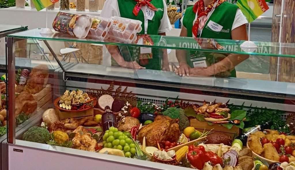 Витрина с продуктами в магазине сети